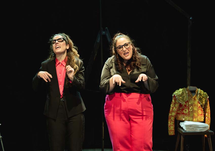 Imatge del esdeveniment:Dos dones en un escenari